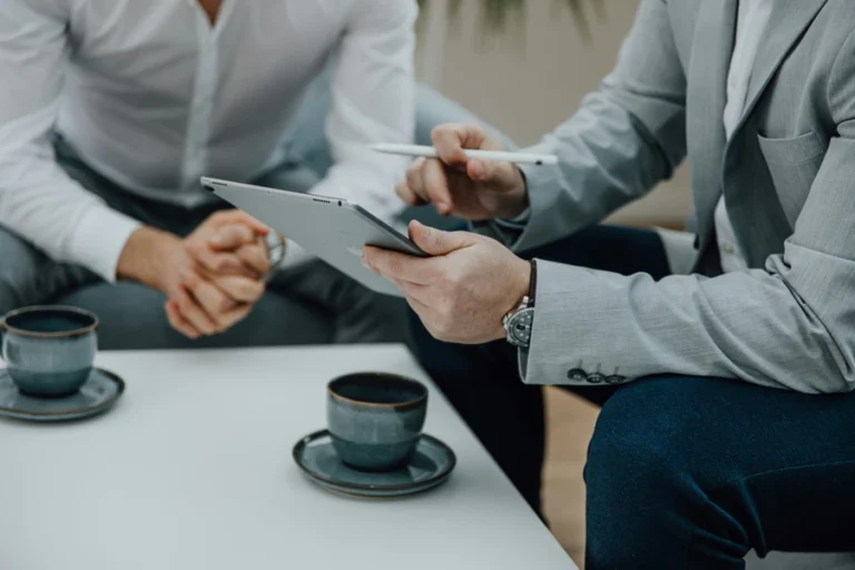 perbedaan independent dengan agency